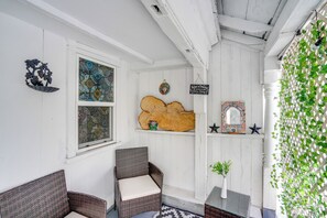 Interior - Hike, Fish & Ski: Riverside Barn Loft in Lee (South Lee)