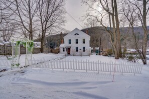 Apartment (0 Bedroom) | Interior - Hike, Fish & Ski: Riverside Barn Loft in Lee (South Lee)
