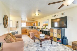 House (3 Bedrooms) | Interior - Daves Waves Pet-friendly Home in Surfside Beach (Freeport)