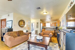 House (3 Bedrooms) | Interior - Daves Waves Pet-friendly Home in Surfside Beach (Freeport)
