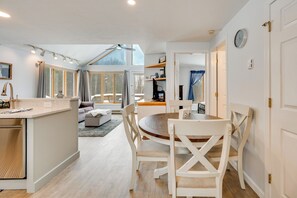 Interior - Sled, Ski & Hike! Mtn-view Condo in Thornton (Thornton)