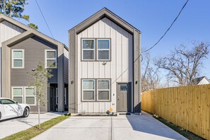 Interior - Sleek, Convenient New-build 8 Mi to Dtwn Houston! (Houston)