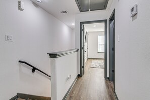 Interior - Sleek, Convenient New-build 8 Mi to Dtwn Houston! (Houston)