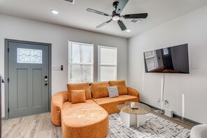 Interior - Sleek, Convenient New-build 8 Mi to Dtwn Houston! (Houston)