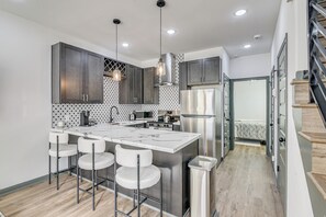 Interior - Sleek, Convenient New-build 8 Mi to Dtwn Houston! (Houston)
