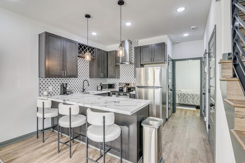 Sleek, Convenient New-build 8 Mi to Dtwn Houston!