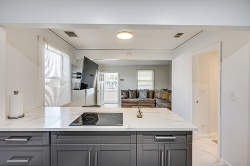 6 Mi to Dtwn Entertainment! Stylish JAX Abode