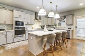 Interior - 9 Mi to Mystic Falls Tours! Spacious Group Getaway (Covington)