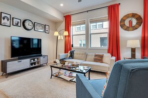 Apartment (3 Bedrooms) | Interior - 12 Mi to Dtla! Multi-level Charmer w/ Pool Access (Montebello)