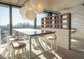 Dining - iQ Aldgate (London)