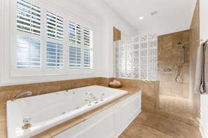 Douche, sèche-cheveux, serviettes fournies