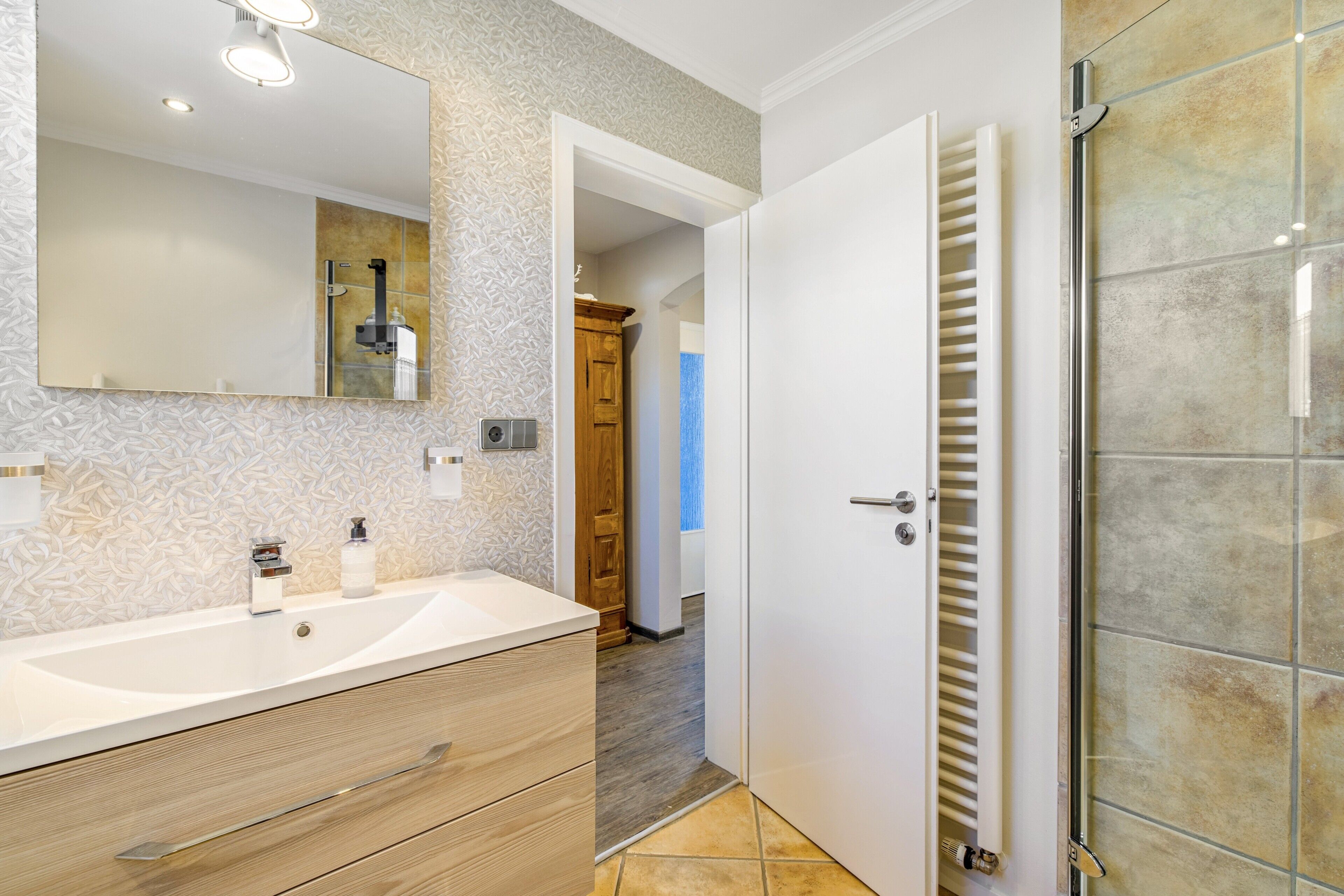 Douche, articles de toilette gratuits, sèche-cheveux