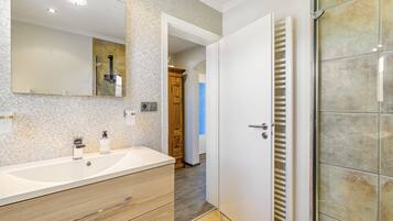 Douche, articles de toilette gratuits, sèche-cheveux