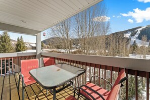 Outdoor dining - Walk to Lifts Condo Nearby Dining, Pool & Hot Tub (Keystone)