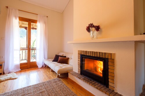 Vytina Traditional Loft Mezzanine w/ Mt Menalon Views 5 minutes from town center