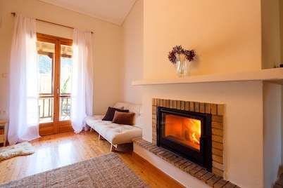 Vytina Traditional Loft Mezzanine w/ Mt Menalon Views 5 minutes from town center