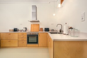 Kjøleskap, ovn, kokeplater og kaffetrakter/tekoker