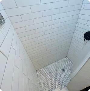 Hiustenkuivaaja, pyyhkeet, vessapaperi