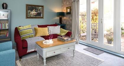 Hummingbird Cottage - charming hideaway near marina