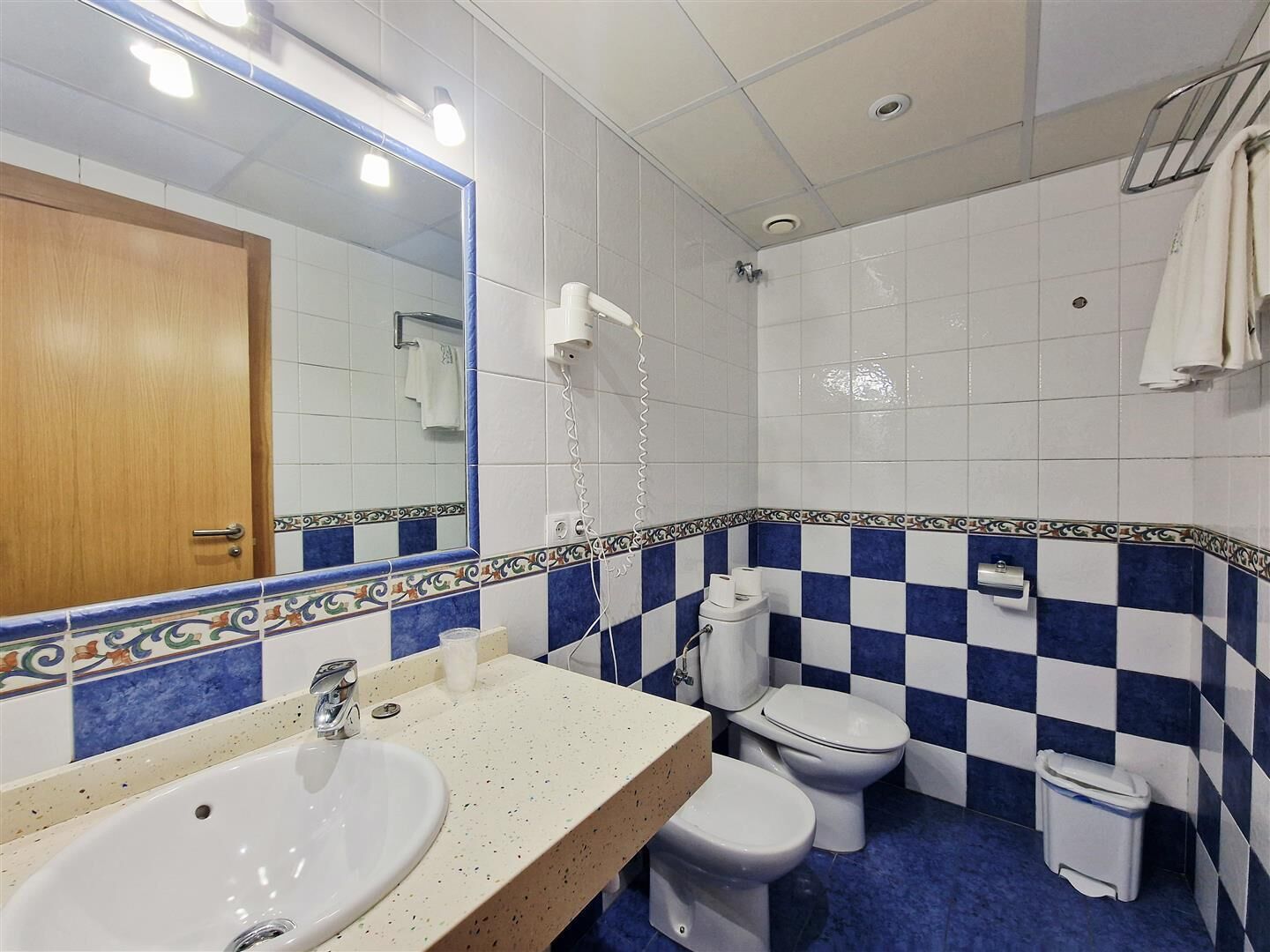 Un baño con lavabo, inodoro y ducha.