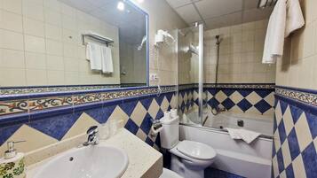 Suite Deluxe, vistas al mar | Baño | Secador de pelo, toallas, jabón y champú