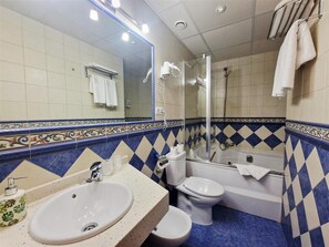 Suite Deluxe, vista al mar | Baño | Secadora de cabello, toallas, jabón, shampoo 