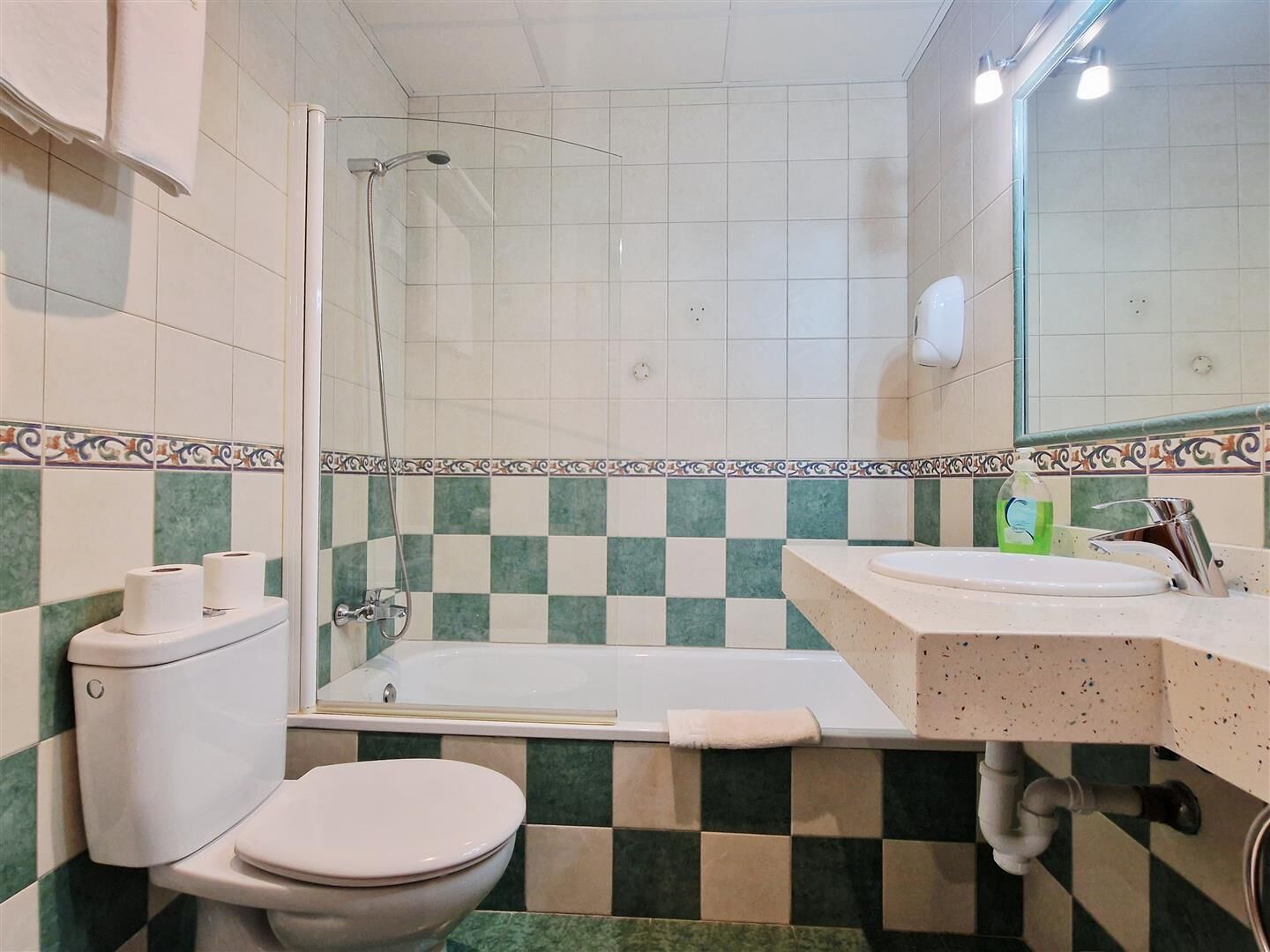 Un bany amb vàter, rentapel i plat de dutxa.