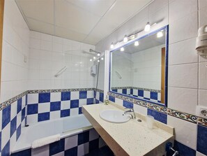 Habitación doble Deluxe | Baño | Secadora de cabello, toallas, jabón, shampoo 