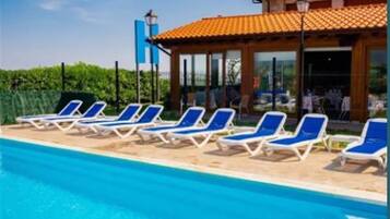 Standaard tweepersoonskamer | Zwembad | Een binnenzwembad, een seizoensgebonden buitenzwembad