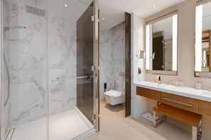 Shower, free toiletries, hair dryer, towels - Elite 2BR Address Opera | Burj Khalifa View (Dubai)