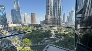 Ein Hochhaus mit Blick auf eine Stadtlandschaft, darunter mehrere hohe Wolkenkratzer und eine Parkanlage.