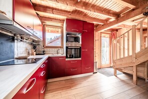 Fridge, microwave, oven, stovetop - Chalet “8p - L’œillet des Glaciers” with Mountain View and Wi-Fi (Verchaix)