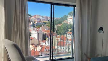 Apartamento clássico, sacada, vista para a cidade | Área de estar