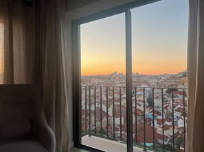 Apartamento clássico, sacada, vista para a cidade | Parte interna