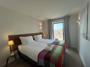 Apartamento clássico, sacada, vista para a cidade | Cortinas blackout, ferros/tábuas de passar roupa, Wi-Fi de cortesia