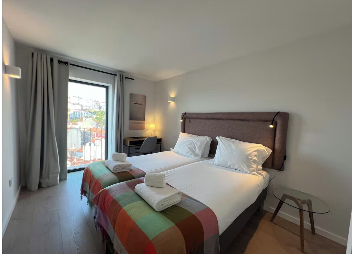 Apartamento clássico, sacada, vista para a cidade | Cortinas blackout, ferros/tábuas de passar roupa, Wi-Fi de cortesia