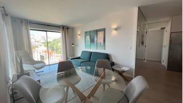 Apartamento clássico, sacada, vista para a cidade | Parte interna