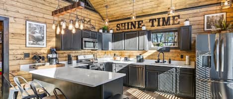 雪櫃、微波爐、焗爐、爐具