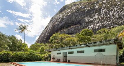 S tio com Piscina e Lareira a 10 min de Itaipava