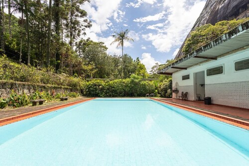 S tio com Piscina e Lareira a 10 min de Itaipava