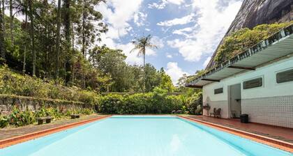 S tio com Piscina e Lareira a 10 min de Itaipava