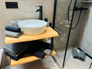 Shower, hair dryer, towels - Holiday Apartment 'Gartenblick' with Beautiful Views, Private Balcony & Shared Garden (Ibach)
