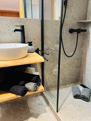 Shower, hair dryer, towels - Holiday Apartment 'Gartenblick' with Beautiful Views, Private Balcony & Shared Garden (Ibach)