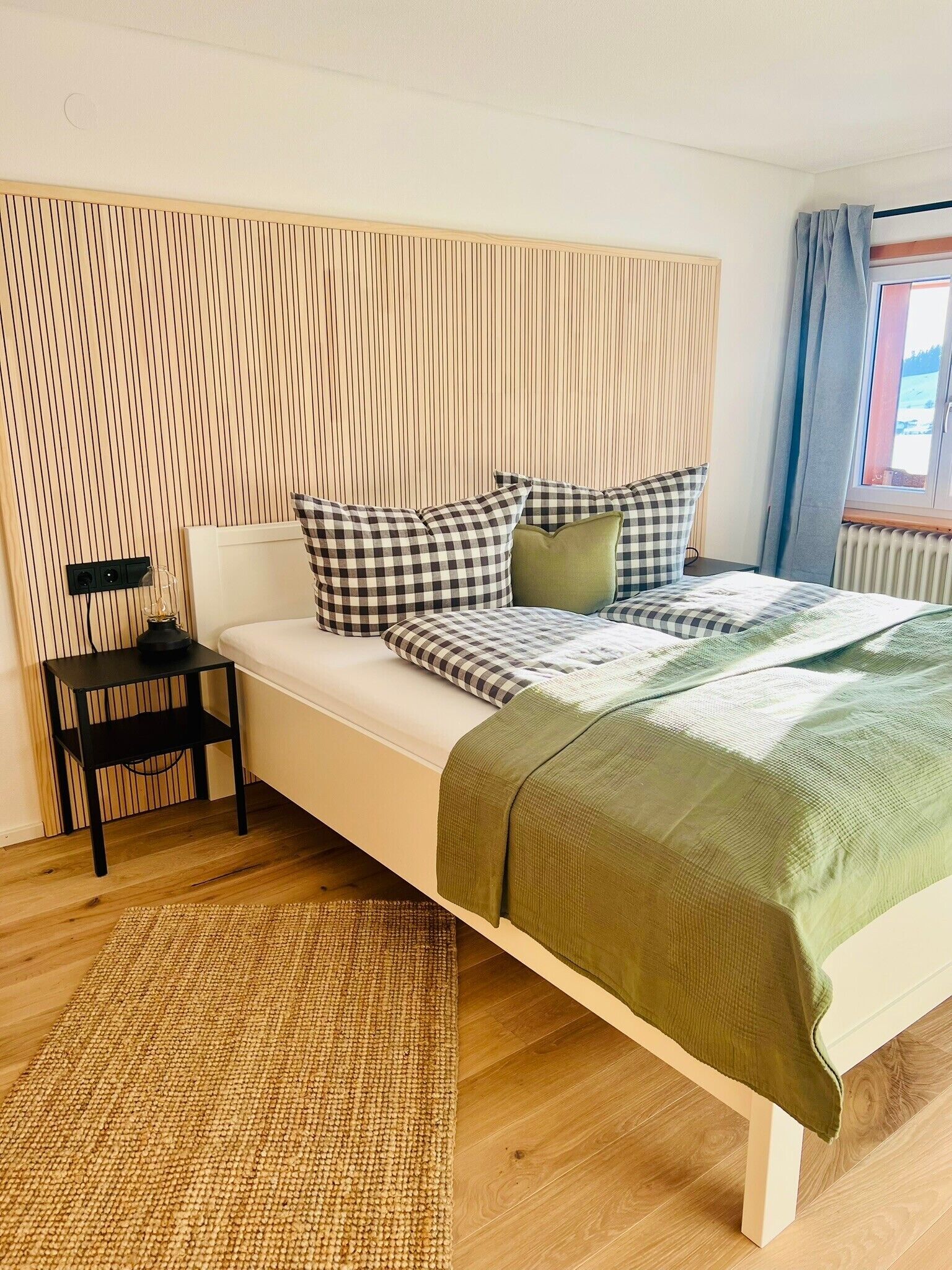 Een strijkplank/strijkijzer, wifi, beddengoed