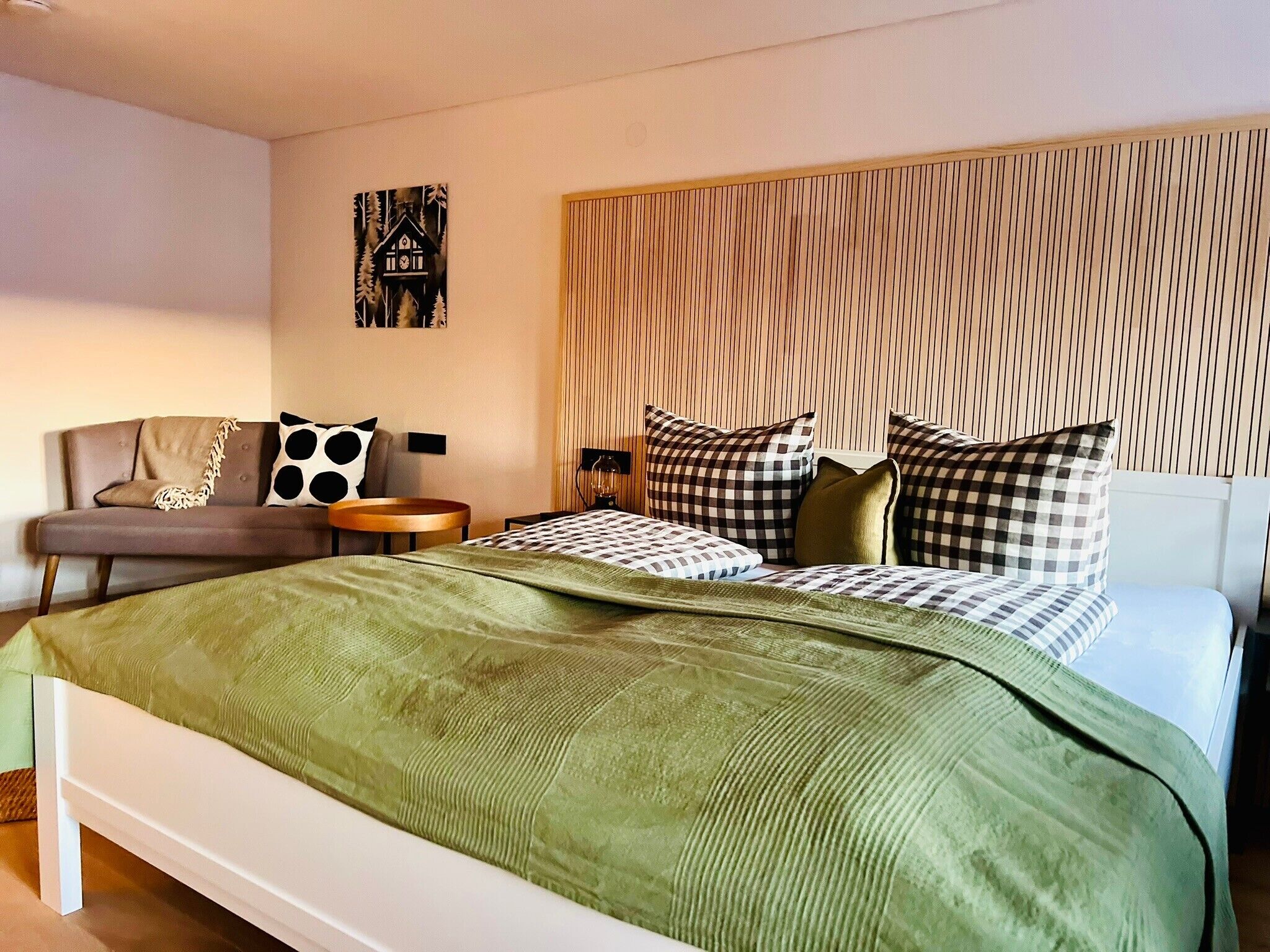 Silitysrauta/-lauta, Wi-Fi, vuodevaatteet