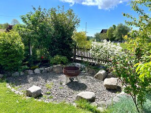 Property grounds - Holiday Apartment 'Gartenblick' with Beautiful Views, Private Balcony & Shared Garden (Ibach)