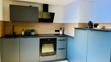 Een koelkast, een oven, een kookplaat, een vaatwasser