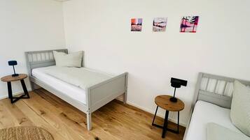 Planxa i posts de planxar, wifi i roba de llit