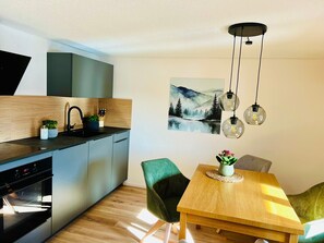 Frigorífico, horno, placa de cocina y lavavajillas