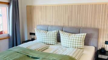 Een strijkplank/strijkijzer, wifi, beddengoed